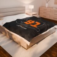 Oscar Piastri PIA 81 Velveteen Plush Blanket Racing Throw Soft Plush Blanket with Number 81 Racing Design Snuggly Motorsport PIA 81 Throw Blanket Warm Oscar Piastri Racing Fan Blanket Cozy Formula 1 Racing Number 81 Plush Blanket