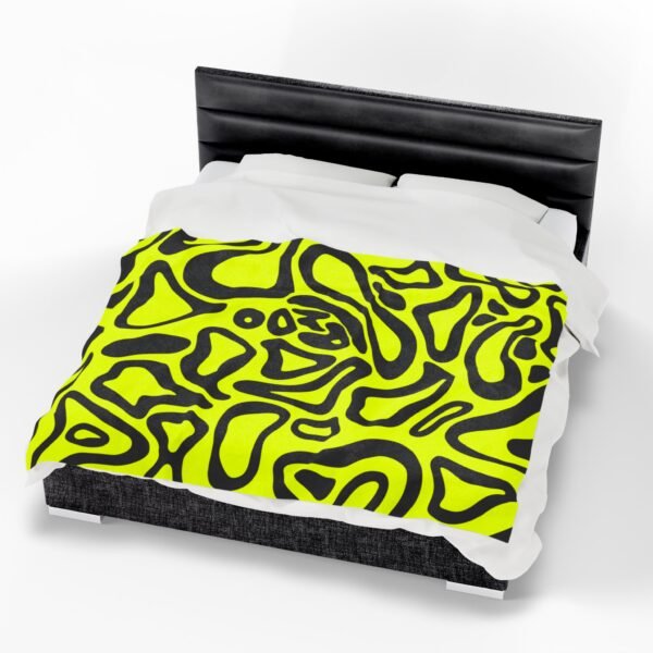 9987482052384523049_2048.jpeg Day Helmet Racing Plush Blanket Racing Helmet Throw Blanket Motorsport Fan Cozy Blanket Helmet Design Plush Racing Throw